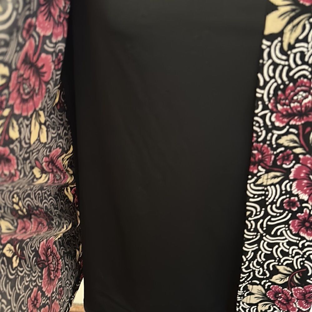 By design knit double layer black and floral blouse Size S New - Picture 4 of 9